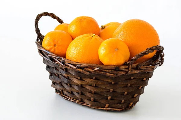 Closeup of a basket of oranges and mandarins — Stock Photo, Image
