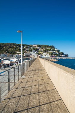 L'Estartit limanında yürümek