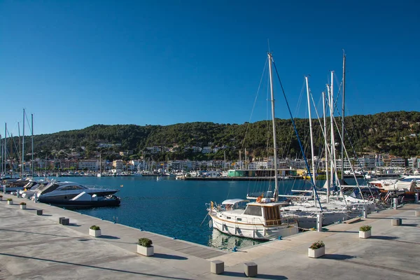 Tekneler ve marina Estartit şehirde Costa Brava