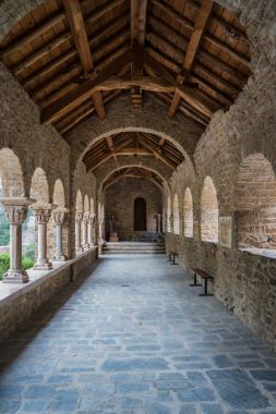 Saint Martin du Canigou Abbey kemerli koridor