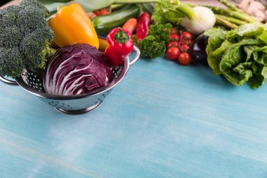 Tahta masada taze sebzeler. 