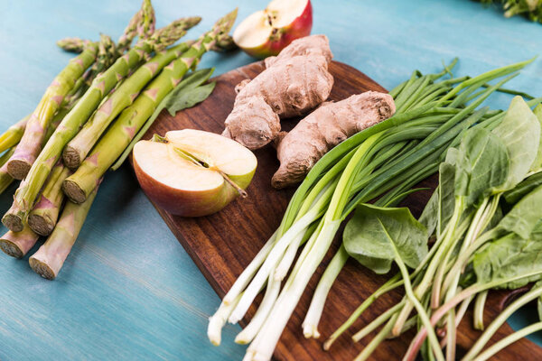 Свежие овощи и яблоко
 