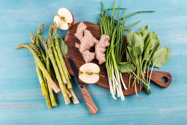 Produtos hortícolas frescos e maçã — Fotografia de Stock