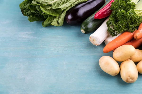 Verduras frescas en mesa de madera — Foto de Stock