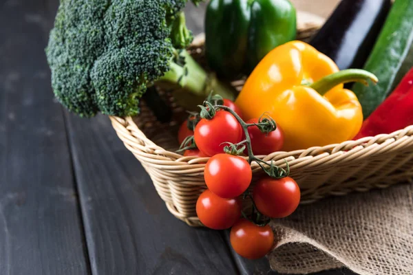 Verduras frescas en cesta — Foto de Stock