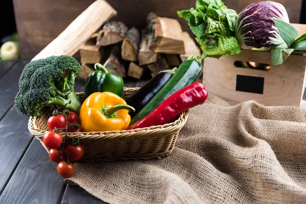 Legumes frescos em cesto — Fotografia de Stock