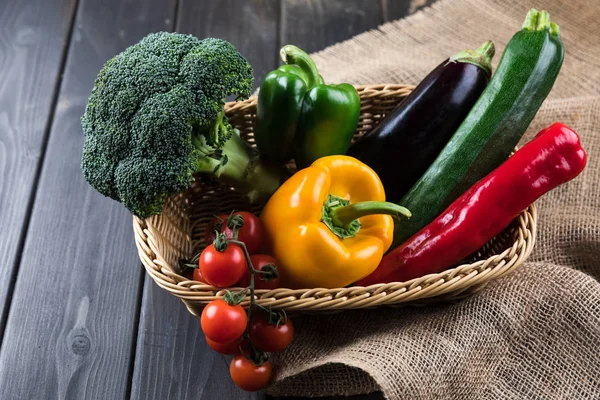 Frisches Gemüse im Korb — Stockfoto