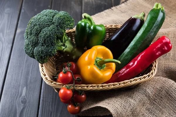 Verduras frescas en cesta — Foto de Stock