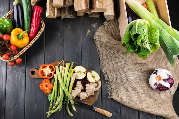 Frisches Gemüse und Apfel — Stockfoto