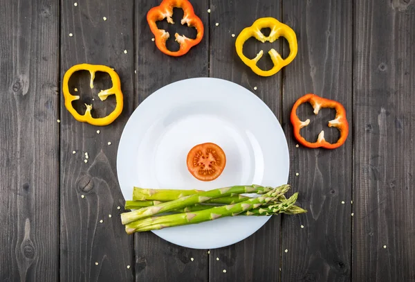 Свежие овощи на тарелке — стоковое фото