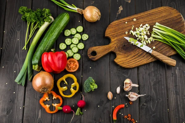 Свежие овощи и нож — стоковое фото