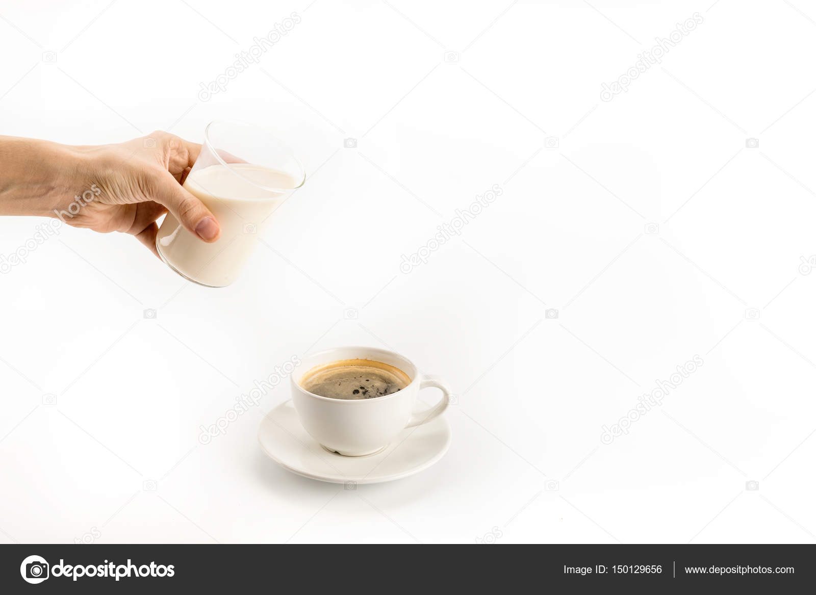 牛乳をコーヒーに入れる ストック写真 C Vikakhalabuzar 牛乳をコーヒーに入れる ストック写真 C Vikakhalabuzar