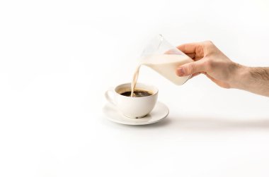 kahve içine dökülen süt