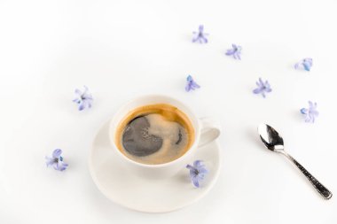 Bir fincan kahve ve çiçek. 