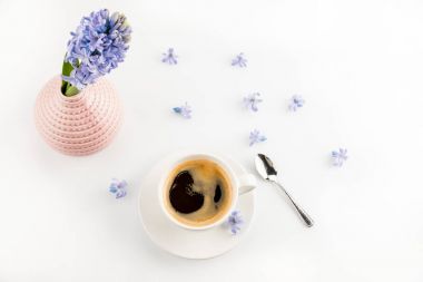Bir fincan kahve ve çiçek. 