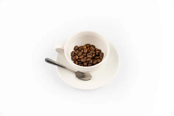 Chicchi di caffè in tazza di caffè — Foto Stock