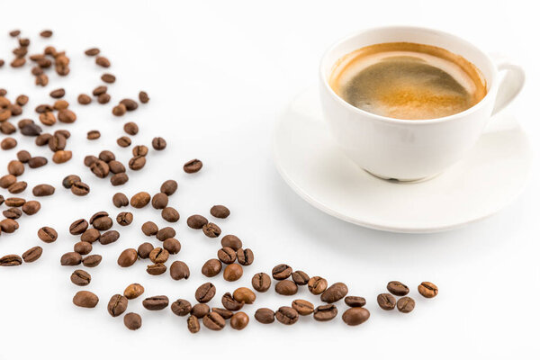 кофейные зерна и чашка кофе