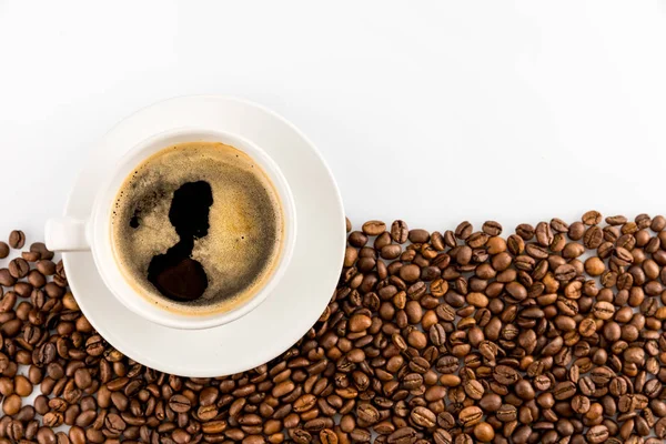 Espressokaffe med kaffebönor — Stockfoto