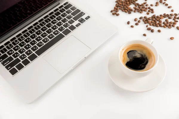 Cup of coffee and laptop — Free Stock Photo
