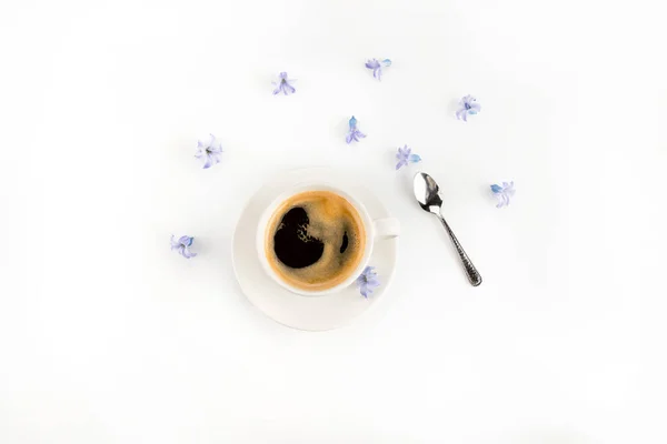 Cup of coffee and flowers — Stock Photo, Image