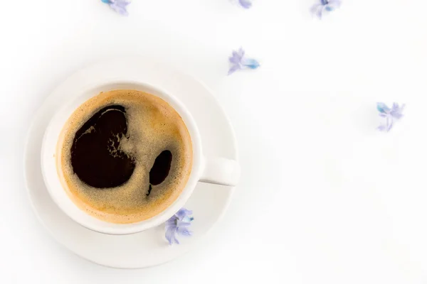 コーヒーと花のカップ — ストック写真