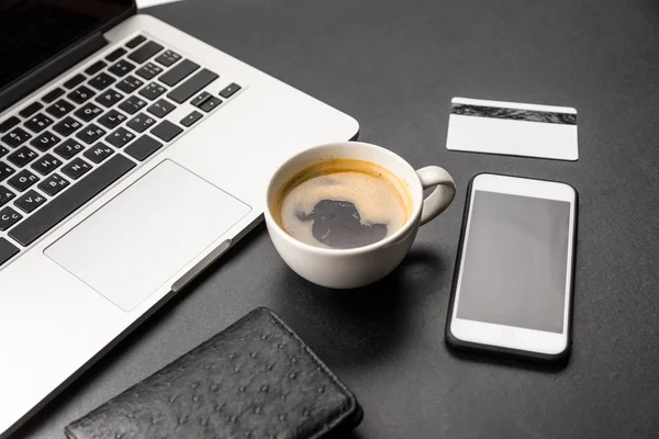 Cup of coffee and laptop — Stock Photo, Image
