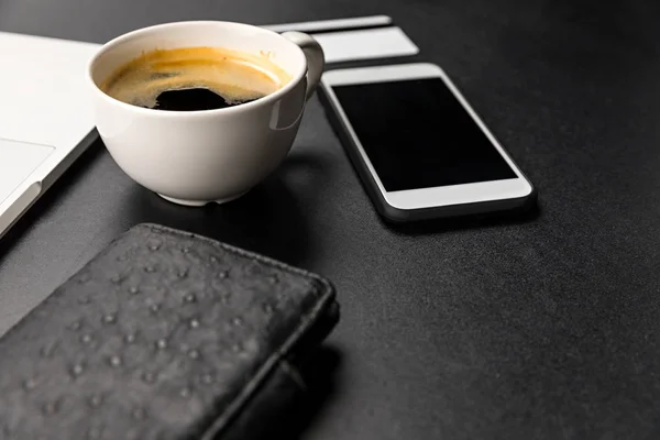 Чашка кофе и смартфон — стоковое фото