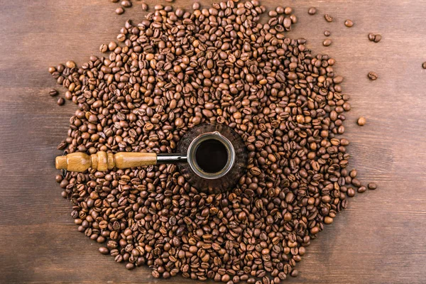 Kahve çekirdekleri ve turk — Stok fotoğraf