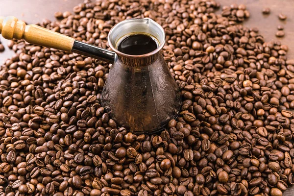 Kahve çekirdekleri ve turk — Stok fotoğraf