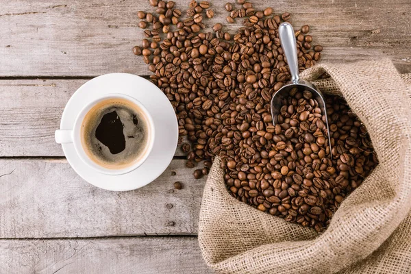 Coffee mug steam and beans — Stock Photo, Image