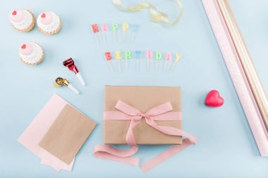 hediye kutusu ile doğum günü pastaları