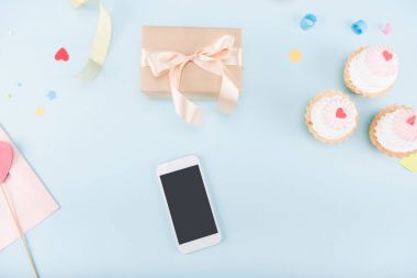 smartphone ve hediye kutusu ile kek