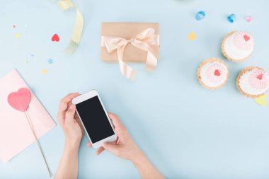 Smartphone ile kek holding eller