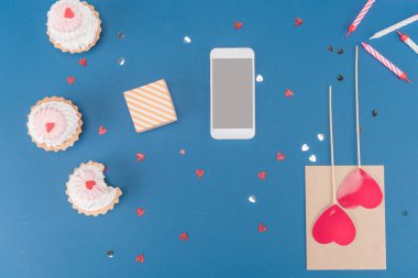 hediye kutusu ve smartphone