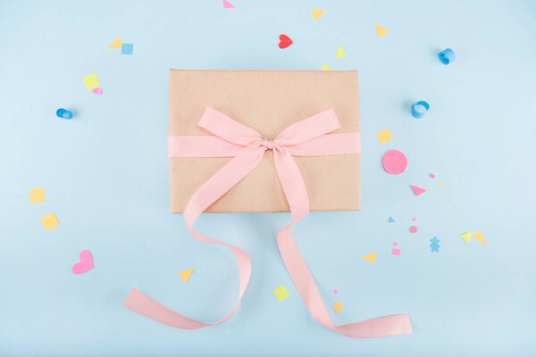 подарочная коробка с лентой и конфетти
