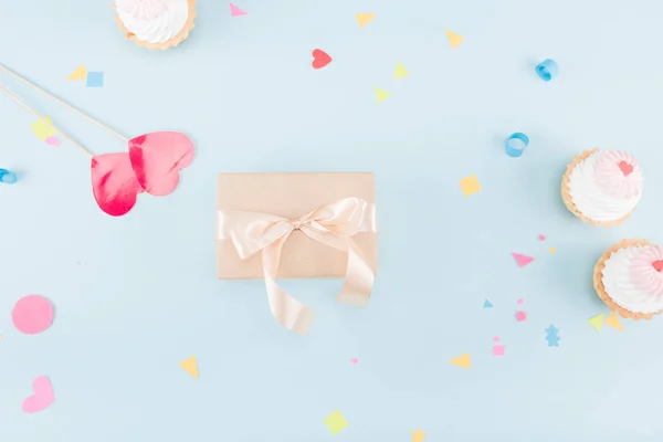 Tortas y caja de regalo con cinta — Foto de Stock