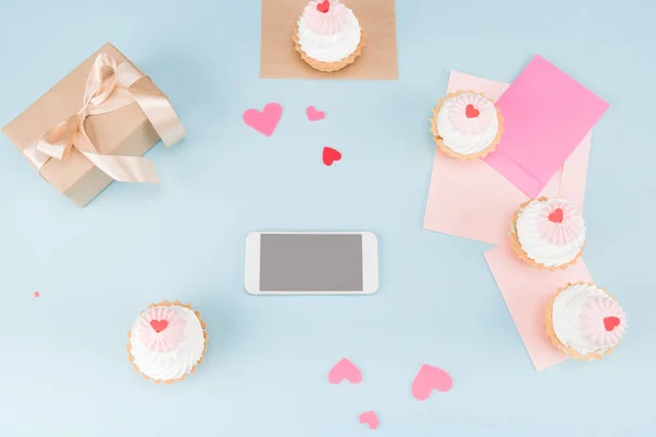 Tortas con smartphone y caja de regalo — Foto de Stock