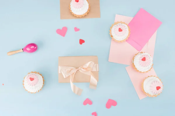 Tortas con caja de regalo y bolsa de frijoles — Foto de Stock