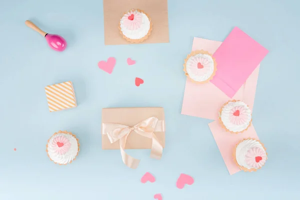 Tortas con caja de regalo y bolsa de frijoles — Foto de Stock