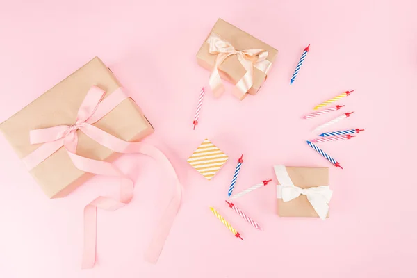 Velas con cajas de regalo y confeti —  Fotos de Stock