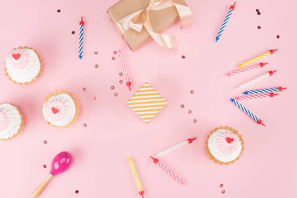Taarten met kaarsen en geschenkverpakkingen — Stockfoto