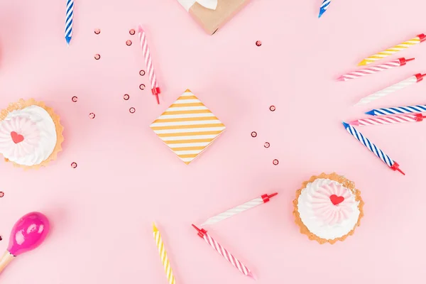 Taarten met kaarsen en confetti — Stockfoto