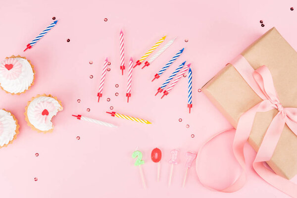 Кексы и яркие свечи
 