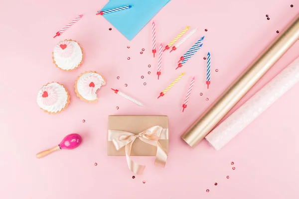 Pasteles y velas de colores — Foto de Stock