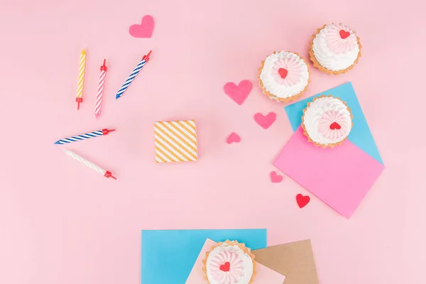Cupcakes och färgglada ljus — Stockfoto