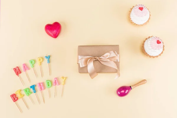 Happy birthday lettering and cakes — Stock Photo, Image