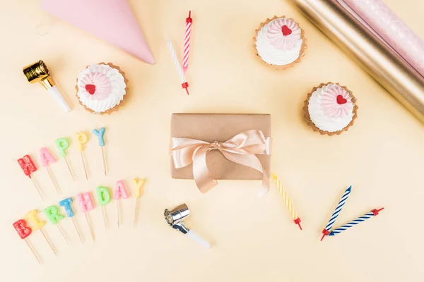 Happy birthday lettering and cakes — Stock Photo, Image