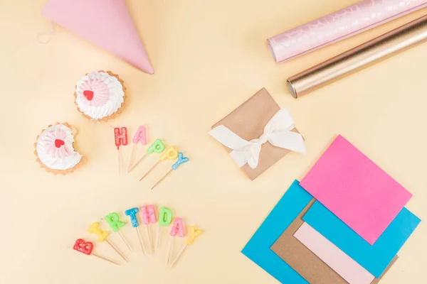 Happy birthday lettering and cakes — Stock Photo, Image