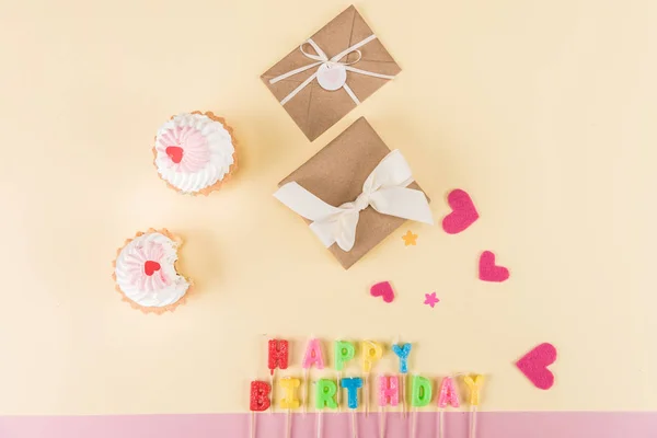 Feliz aniversário lettering e bolos — Fotografia de Stock
