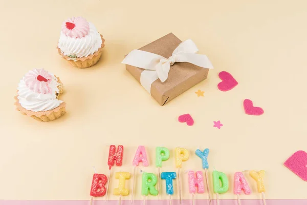 Boldog születésnapot felirat és sütemények — Stock Fotó